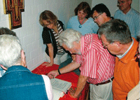 Franz Litz erklärt, wie er das Evangelium mit Tinte und Feder übertragen hat franzlitz